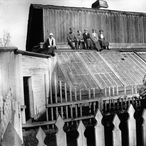 34. Царская Семья на крыше оранжереи.jpg